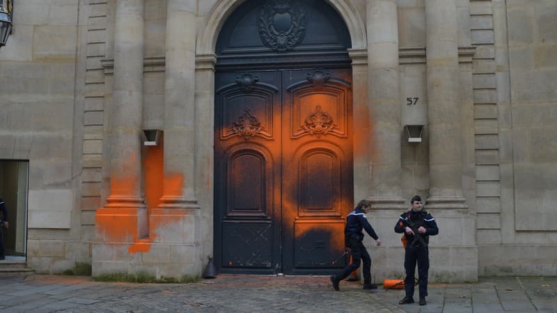 Des militants écologistes ont recouvert la porte de Matignon avec de la peinture ce mercredi 4 janvier 2023.