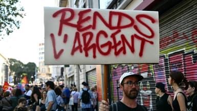 Un manifestant arbore une pancarte "rends l'argent" lors d'une manifestation du mouvement "Bloquons tout" à Marseille le 10 septembre 2025