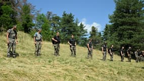 Des gendarmes participent à l'opération de recherche d'Emile, deux ans et demi, porté disparu depuis deux jours, le 10 juillet 2023 dans le village du Vernet dans les Alpes-de-Haute-Provence