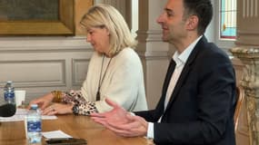 Les maires d'Oullins et de Pierre-Bénite Clotilde Pouzergue et Jérôme Moroge lors d'une conférence de presse le 21 février 2023.