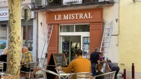 Le bar Le Mistral, décor de "Plus belle la vie", au cours de l'installation de sa nouvelle lettrine.