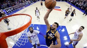 Rudy Gobert (c), des Utah Jazz, dans un match de NBA contre les Philadelphie 76ers à Philadelphie, le 9 décembre 2021