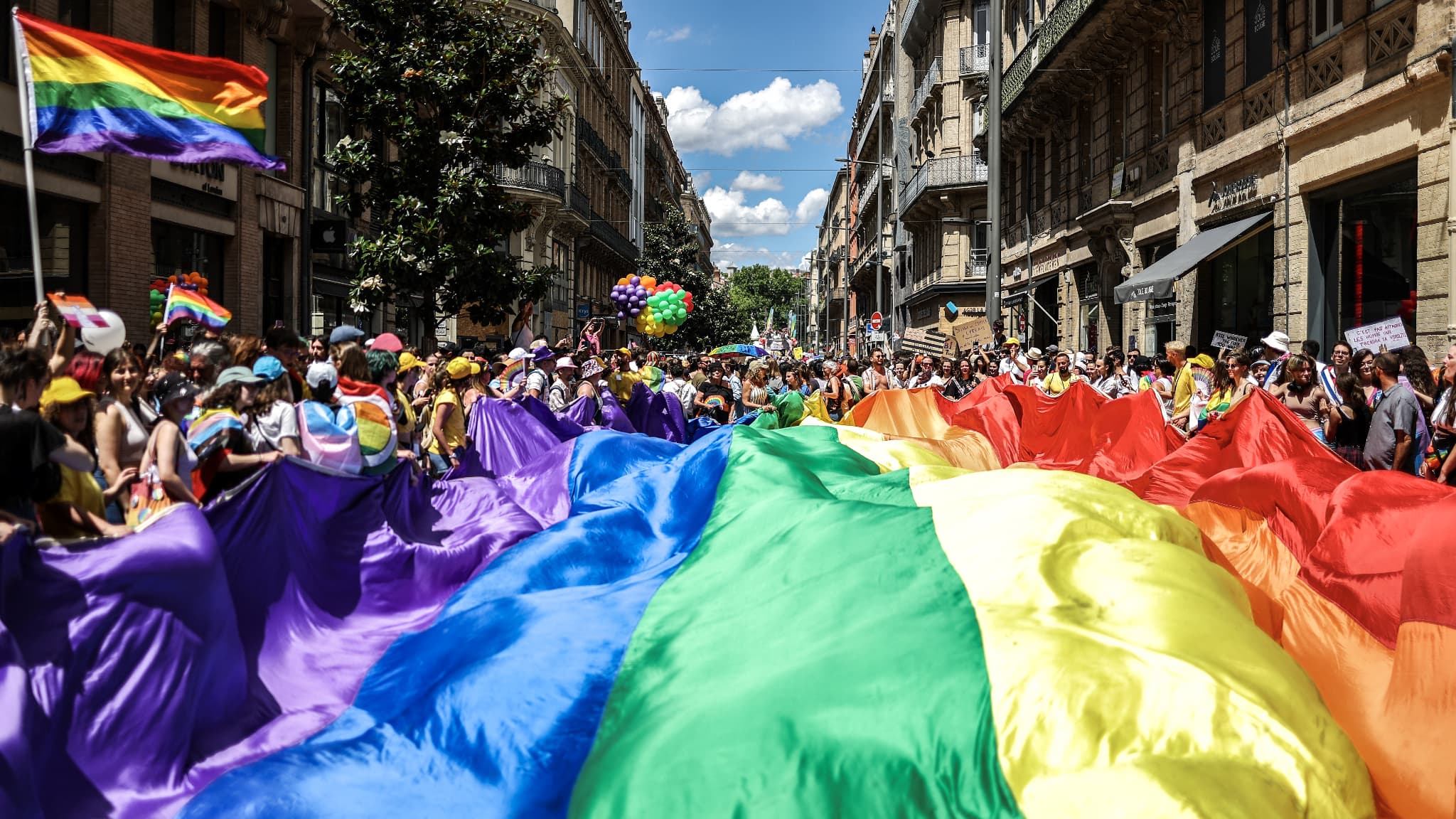 Marche Des Fiertés Des Milliers De Personnes Ont Défilé Dans Plusieurs Villes Ce Samedi 2531