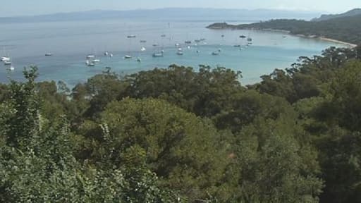 Elle est la plus grande des trois îles d’Hyères avec sa superficie de 12,54 kilomètres carrés