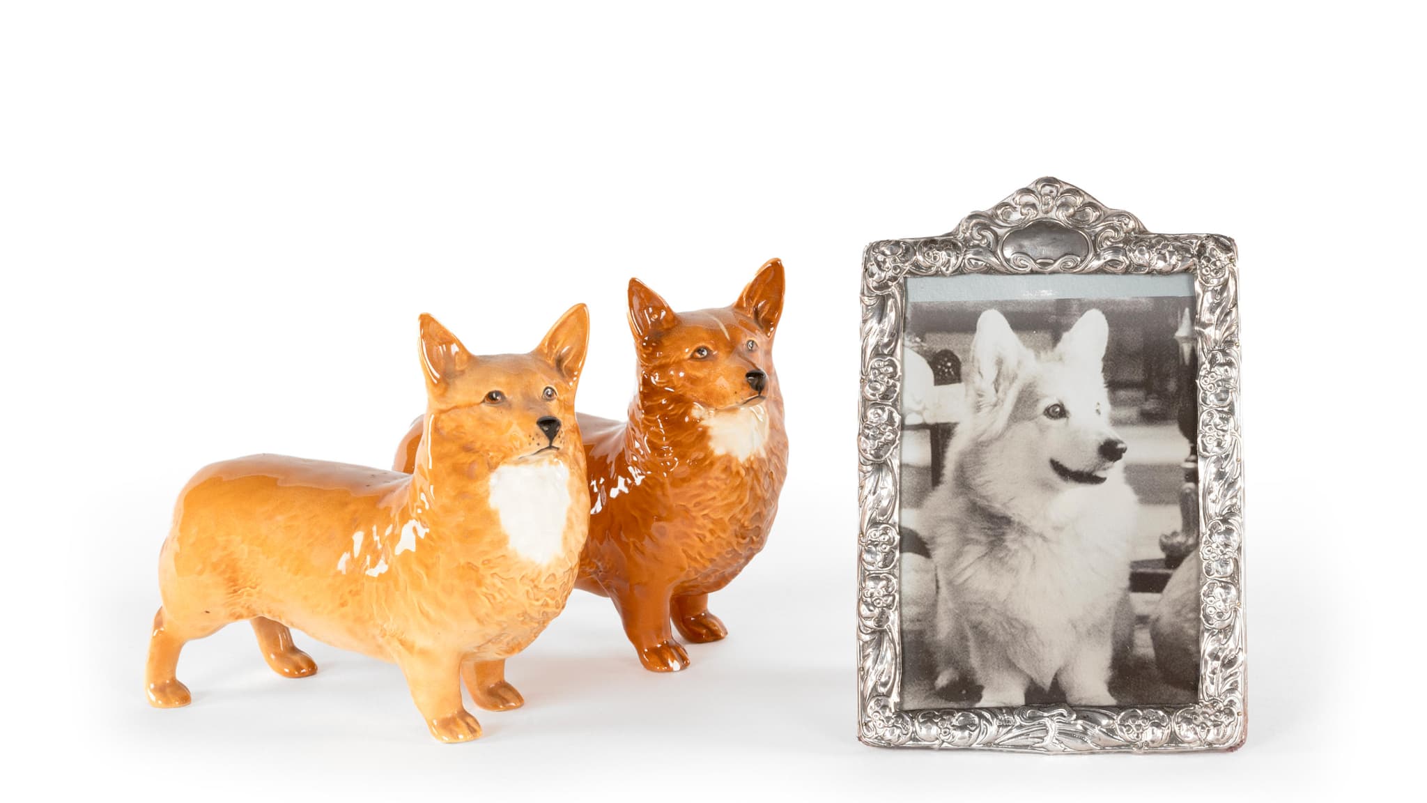 Deux corgis en porcelaine de la série "The Crown" mis en vente aux enchères Deux corgis en porcelaine de la série "The Crown" mis en vente aux enchères