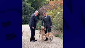 Emmanuel Macron accompagné du président du Kazakhstan Kassym-Jomart Tokaïev et des deux chiens offerts au président français, Jules et Jeanne.
