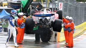 Charles Leclerc et sa Ferrari accidentée, à Miami le 3 mai 2025