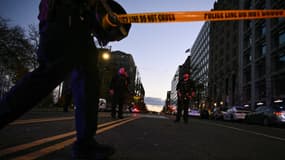 La police installe un périmètre de sécurité après une fusillade contre des gardes nationaux à Washington le 26 novembre 2025