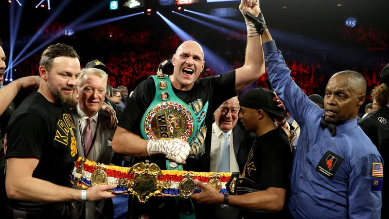 Tyson Fury avec les ceintures WBC et The Ring des lourds