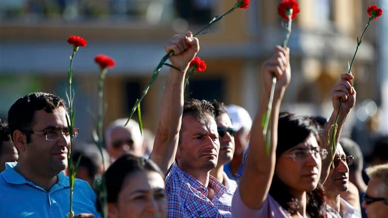 Des milliers de manifestants se sont rassemblés dans la calme samedi pour la première fois depuis une semaine place Taksim à Istanbul. Ils ont déposé des oeillets rouges à la mémoire des quatre personnes mortes pendant les troubles, avant d'être dispersés
