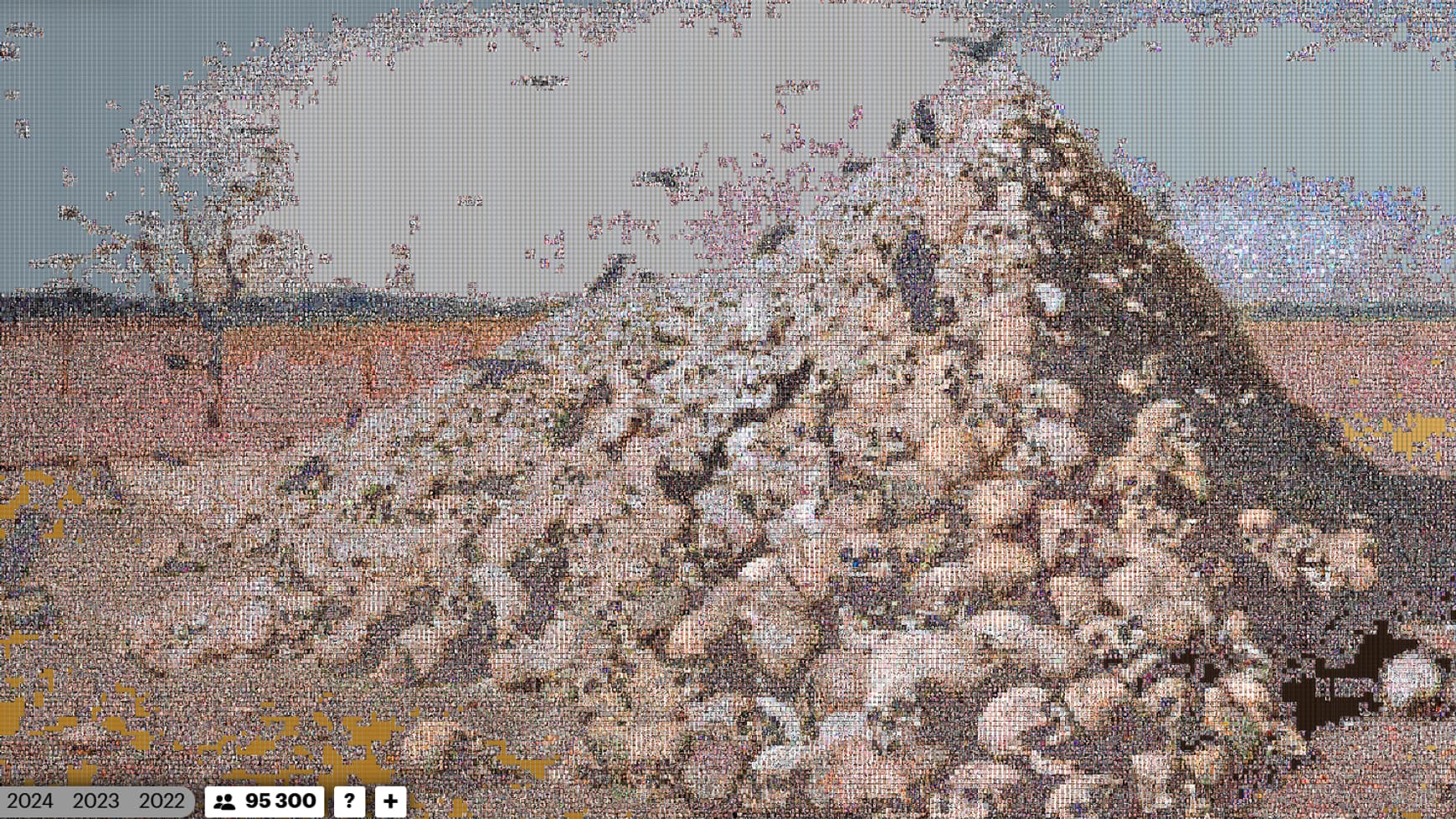 Une reproduction du tableau "L'apothéose de la guerre", une oeuvre du peintre russe Vassili Verechtchaguine, montrant une pyramide de crânes humains reproduite avec les photographies de soldats russes morts en Ukraine, février 2025