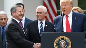 Brian Cornell, PDG de Target, serrant la main de Donald Trump le 13 mars 2020 à la Maison Blanche