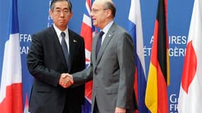 Alain Juppé et le ministre des Affaires étrangères japonais Takeaki Matsumoto, lors du sommet des chefs de la diplomatie du G20, à Paris. Le G20 est prêt à venir en aide au Japon face au risque croissant de catastrophe nucléaire après le séisme et le tsun