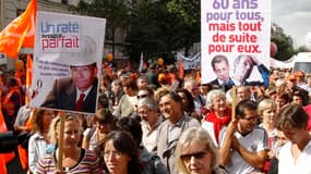 Les slogans lancés dans les cortèges et les banderoles brandies par les manifestants visaient notamment Nicolas Sarkozy lors de la plus grande manifestation à ce jour contre le projet de réforme des retraites en France, qui s'est tenue mardi à Paris. /Pho