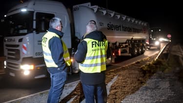 Les routiers protestent contre une baisse de 2 centimes par litre du remboursement dont bénéficie le transport routier sur la taxe intérieure de consommation sur les produits énergétiques.