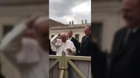 Cet improbable moment où une petite fille vole le chapeau du Pape
