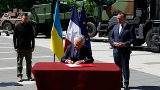 Philippe Petitcollin (président de KNDS Groupe) officialise la création d'une filiale en Ukraine en présence du président ukrainien Volodymyr Zelensky et su minsitre des Armées Sébastien Lecornu.