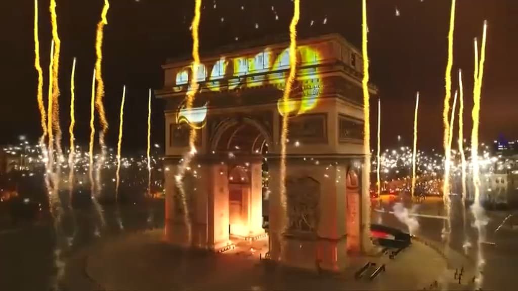 Des feux d'artifices ont été tirés depuis l'Arc-de-Triomphe.