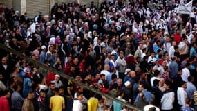 Manifestation à Banias, ville portuaire de l'ouest de la Syrie. Au lendemain d'un discours du président Bachar al Assad promettant la levée imminente de l'état d'urgence en vigueur depuis 48 ans dans le pays, des milliers de Syriens ont continué dimanche