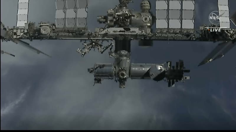 Vue de l'ISS depuis la capsule transportant les astronautes jusqu'à la Terre, le 8 novembre 2021.
