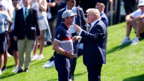 Le capitaine de l'équipe américaine de Ryder Cup, Keegan Bradley, discute avec le président des Etats-Unis, Donald Trump, le 26 septembre 2025