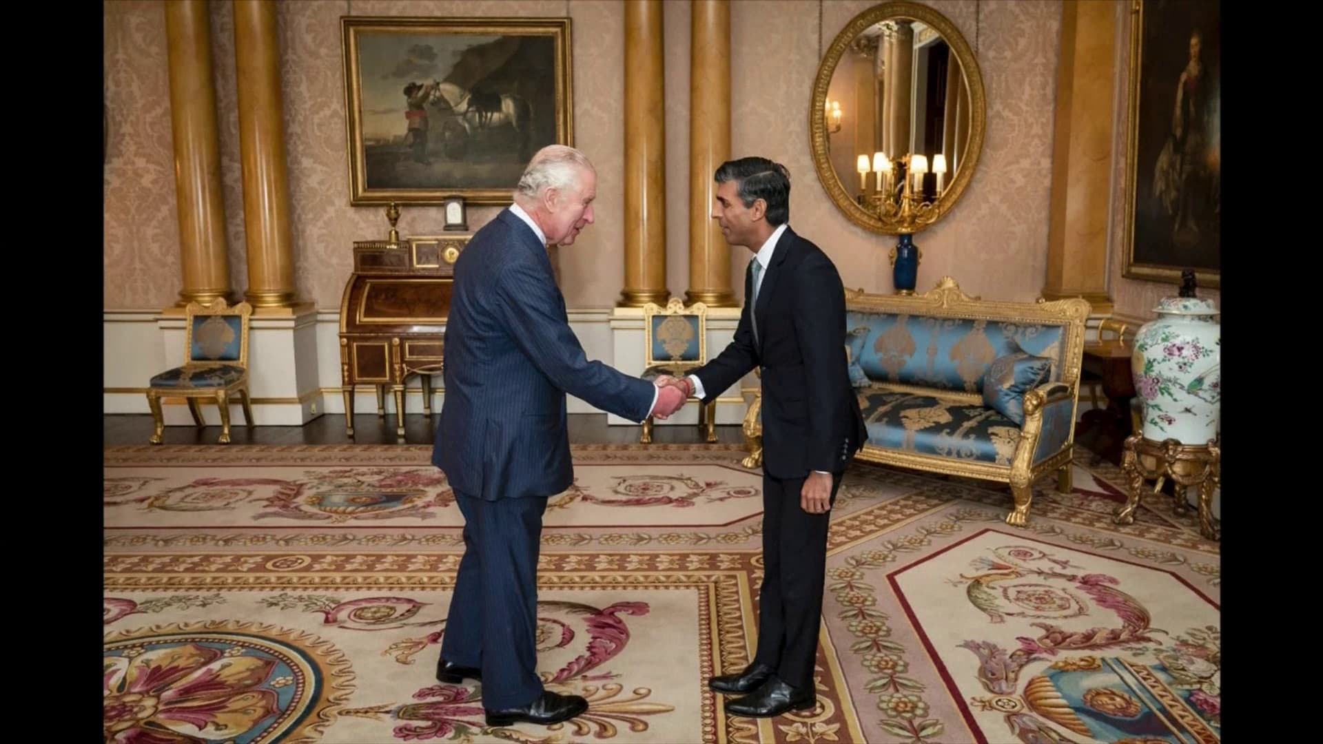 La première audience entre Charles III et Rishi Sunak. La première audience entre Charles III et Rishi Sunak.