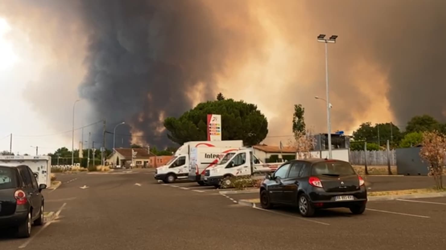 Incendie en Gironde : la vue du feu depuis Belin-Beliet Incendie en Gironde : la vue du feu depuis Belin-Beliet