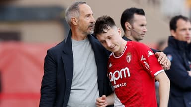 Adolf Hutter avec Aleksandr Golovin pendant le match de Monaco contre Lorient en L1, le 17 mars 2024