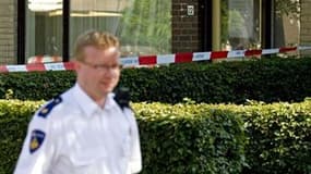 A Nij Beets, dans le nord des Pays-Bas, devant la maison où ne jeune femme âgée de 25 ans soupçonnée d'avoir commis des infanticides a été arrêtée la semaine dernière. Une semaine après la découverte des corps des nouveau-nés dissimulés dans des valises r