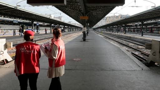 Sur un quai désert de la gare de l'Est, des personnels de la SNCF attendent.