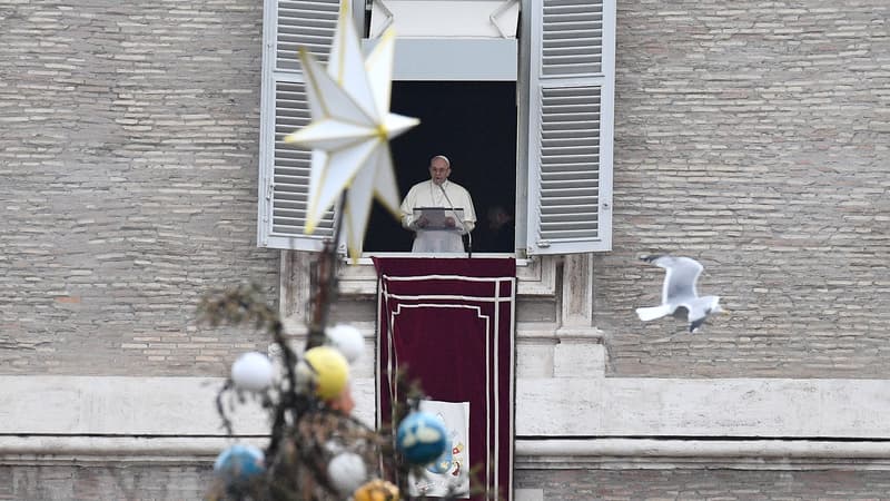 Le pape François s'adresse aux fidèles sur la place Saint-Pierre, au Vatican, le 1er janvier 2018.