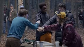 Finn Wolfhard, Noah Schnapp, Caleb McLaughlin et Gaten Matarazzo sur le tournage de "Stranger Things" saison 5.