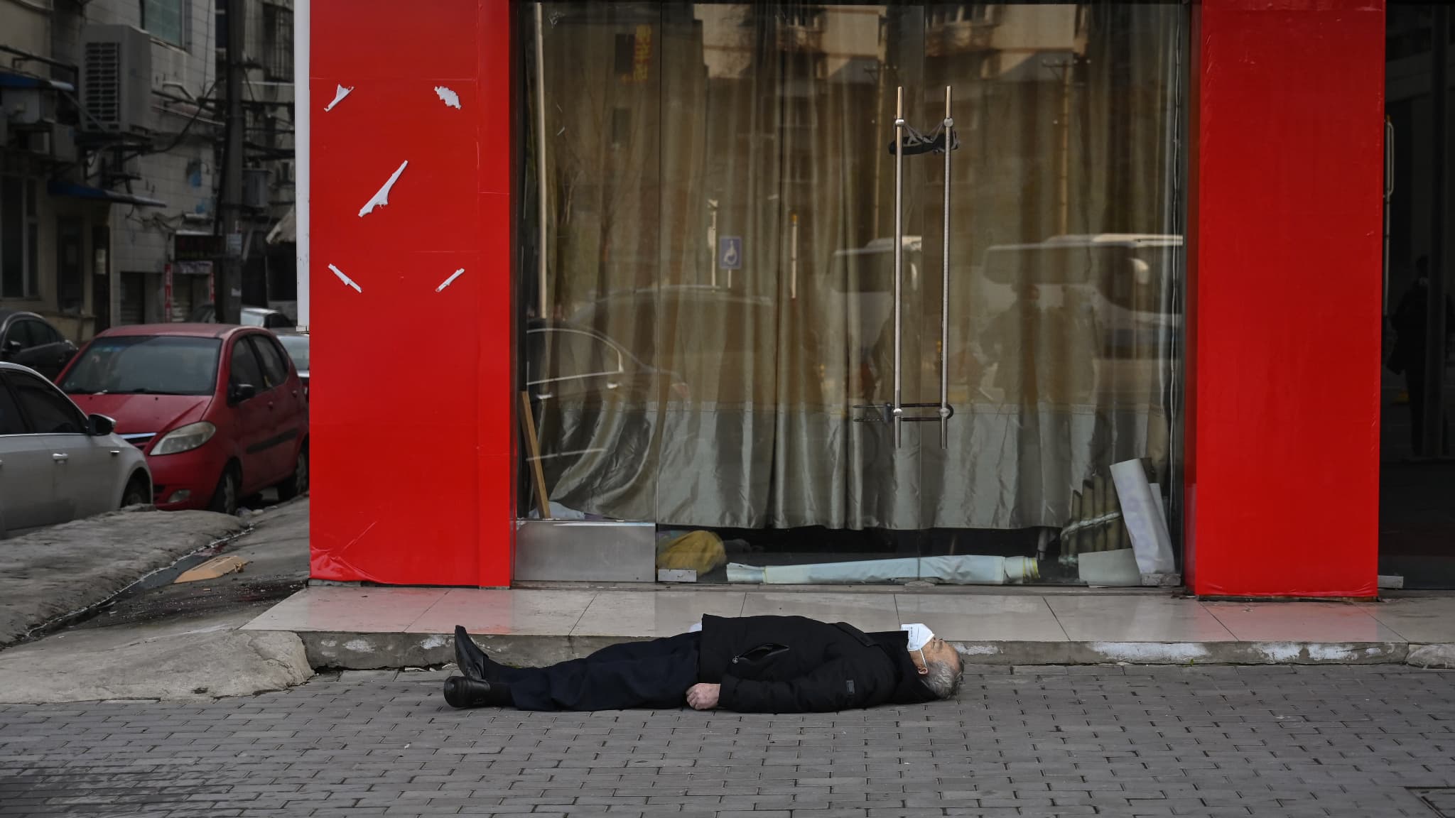 Un homme mort sur un trottoir à Wuhan, en janvier 2020 Un homme mort sur un trottoir à Wuhan, en janvier 2020