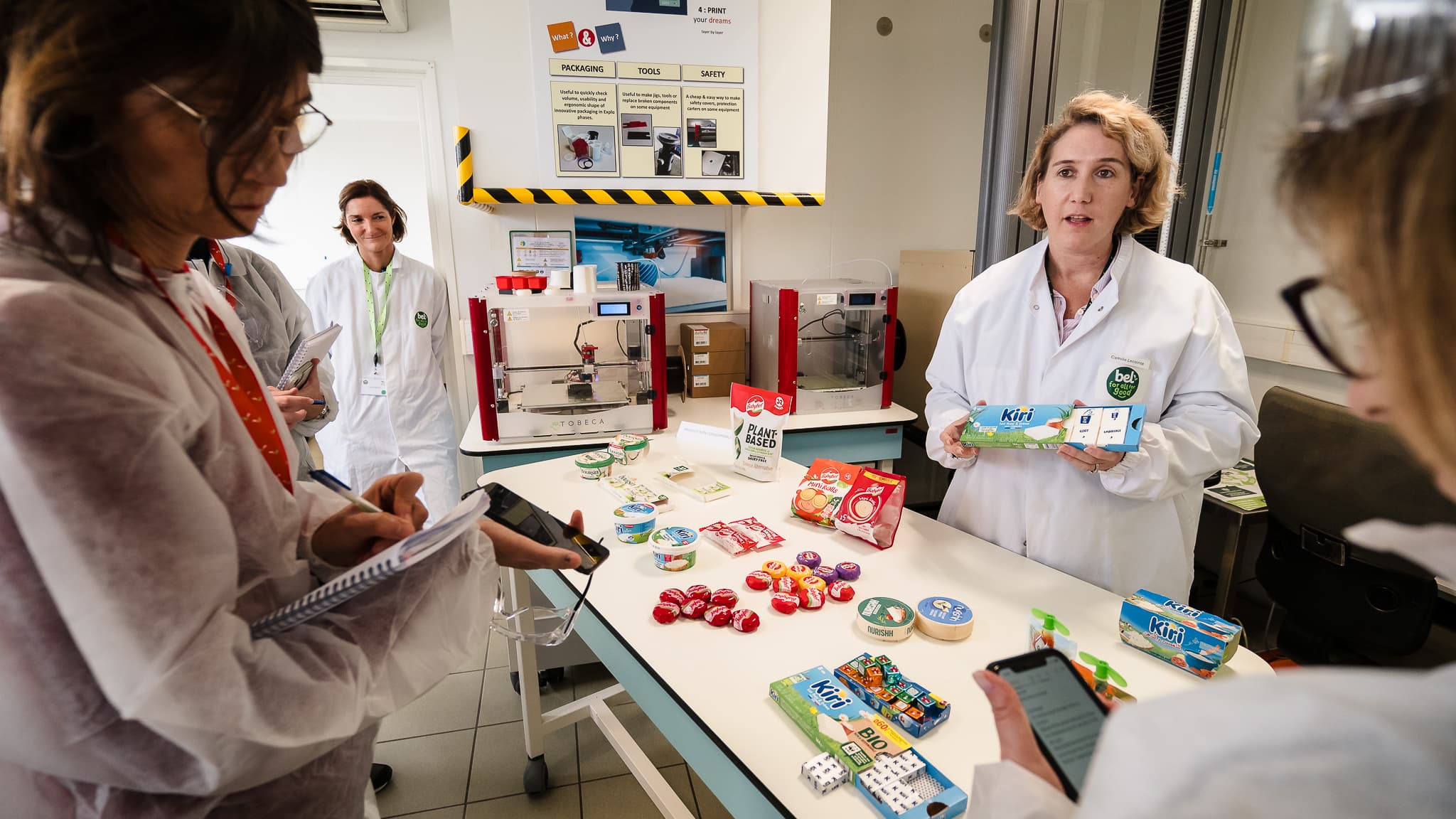 540 portions de Kiri sortent à la minute d'une ligne de production. Par an, cela représente 950 millions de portions, soit 4 millions de portions par jour en France environ.
Melanie 540 portions de Kiri sortent à la minute d'une ligne de production. Par an, cela représente 950 millions de portions, soit 4 millions de portions par jour en France environ.
Melanie