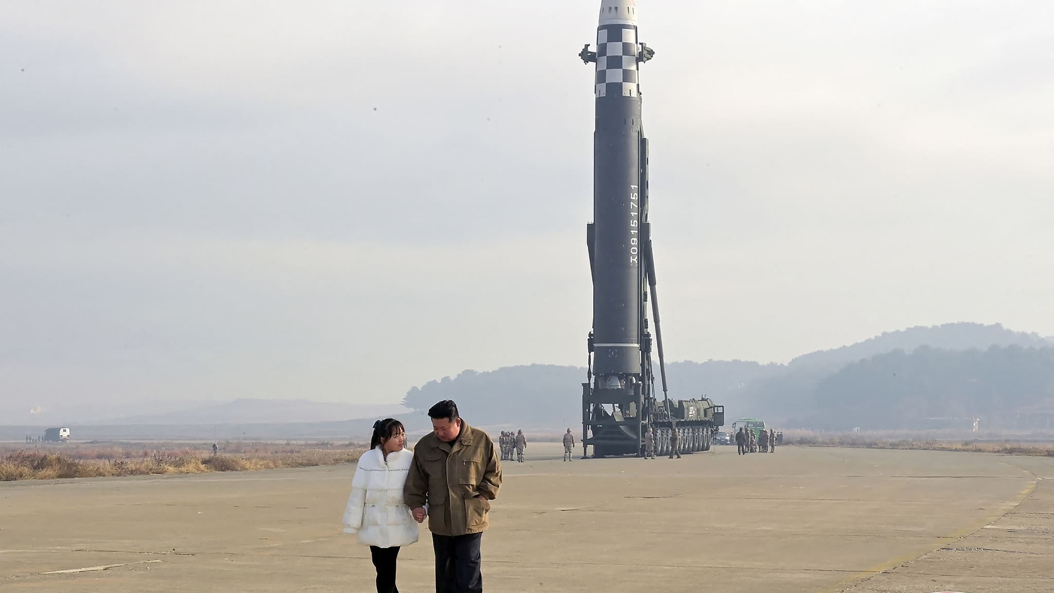 Kim Jong-Un et sa fille au lancement d'un missile nord-coréen à Pyongyang, le 18 novembre 2022