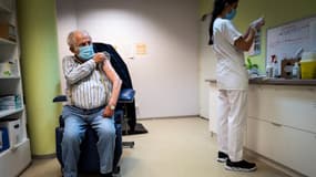Un patient reçoit un vaccin contre la grippe (photo d'illustration) 