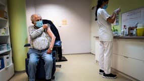 Un patient reçoit un vaccin contre la grippe (photo d'illustration)