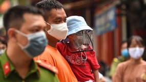 Des habitants de Hanoï portant un masque, le 31 juillet 2020.