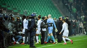 Les joueurs d'Angers quittent la pelouse du stade Geoffroy-Guichard, après des incidents ayant finalement retardé d'une heure le coup d'envoi, vendredi 22 octobre à Saint-Etienne