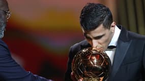 L'Espagnol Rodri embrasse le Ballon d'or le 28 octobre 2024