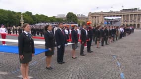 Une chorale de jeunes chante la Marseillaise place de la Concorde, à Paris, à l'occasion du défilé du 14 juillet 2021.