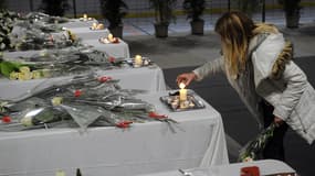 Une lycéenne se recueille dans la chapelle ardente dressée à Rochefort pour rendre hommage aux victimes de l'accident de car, jeudi 12 février.
