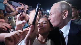 Le président russe Vladimir Poutine rencontre des habitants de Derbent lors de son voyage de travail dans la République russe du Daguestan, le 28 juin 2023.