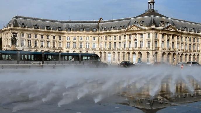 La place de la Bourse et le tramway, symbole des changements intervenus à Bordeaux