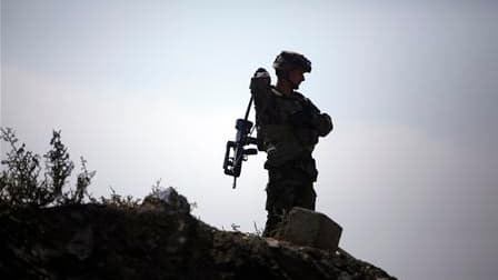 Soldat français en patrouille dans la province de Kaboul, fin 2009. Un caporal-chef du régiment de Poitiers est mort samedi en Afghanistan, devenant le 53e soldat français tué depuis le début de l'intervention étrangère dans le pays en 2001 et le premier
