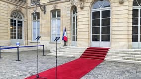 Les micros installés dans la cour de Matignon le 13 décembre 2024, en vue de la passation de pouvoir. 