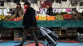 Une femme dans un marché parisien le 18 mars 2020.