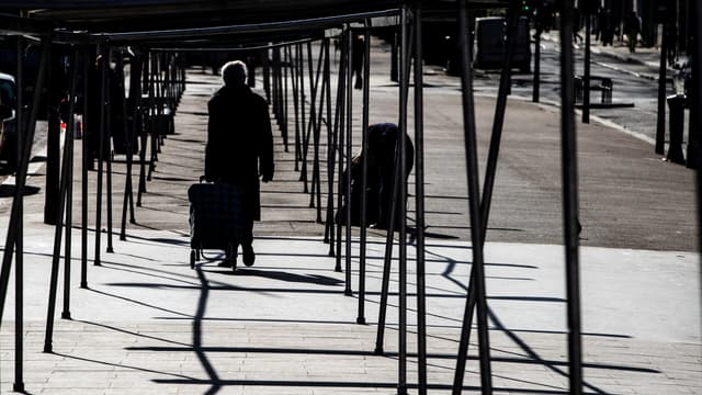 Le gouvernement réfléchit à des mesures plus restrictives pour faire respecter le confinement.