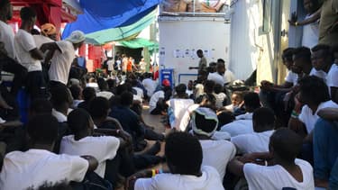Des migrants à bord de l'Ocean Viking
