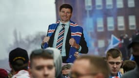 Le manager des Rangers Steven Gerrard avec les supporters fêtant le titre de champion de leur club aux abords d'Ibrox Park, le 7 mars 2021